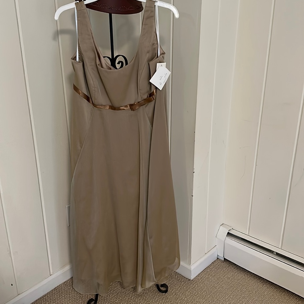NWT Watters & Watters Maternity Dress. Beige  w/ rose gold color ribbon. Size 10